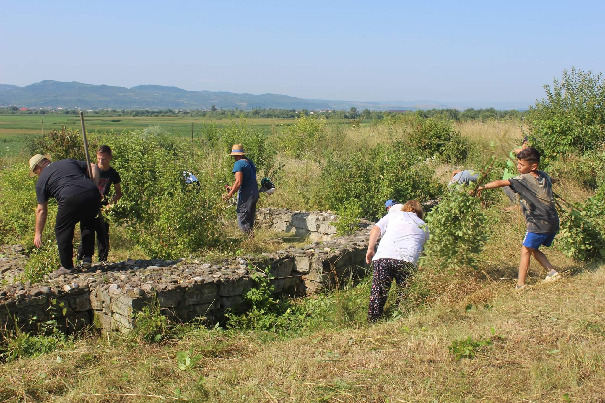 Castrul roman de la Ilișua-Arcobara, curățat de voluntari