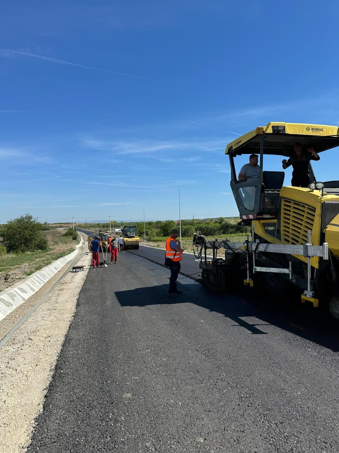 Se toarnă ultimul strat de asfalt pe centura Sânmartin