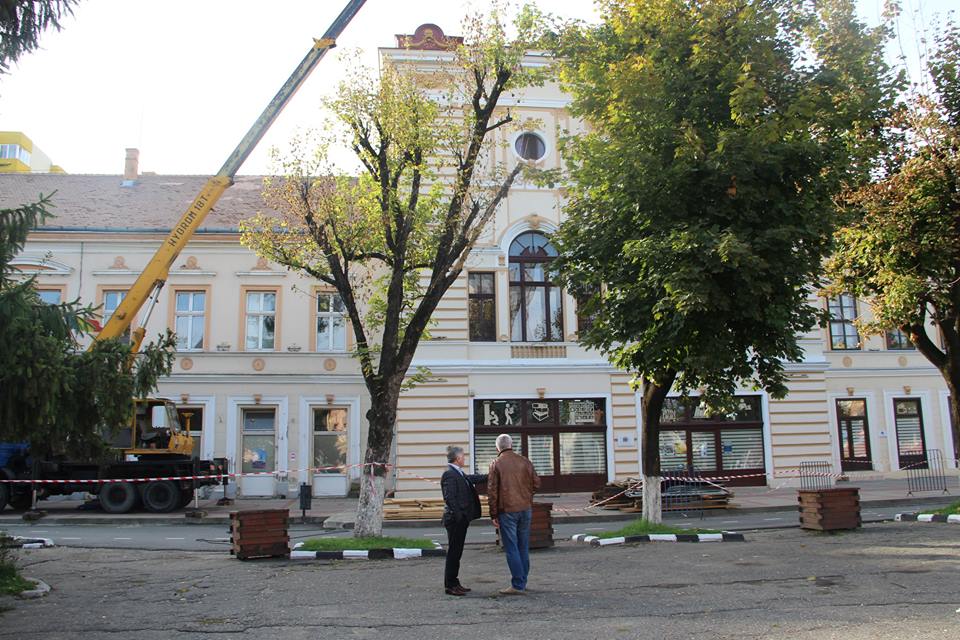 Acoperișul Clădirii Transilvania din Zalău, în curs de refacere