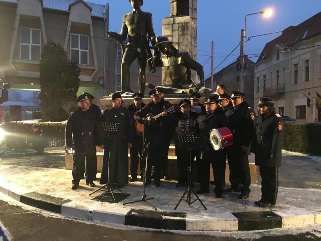 Pompierii colindă în Piața Unirii din Oradea (miercuri, 20 decembrie)