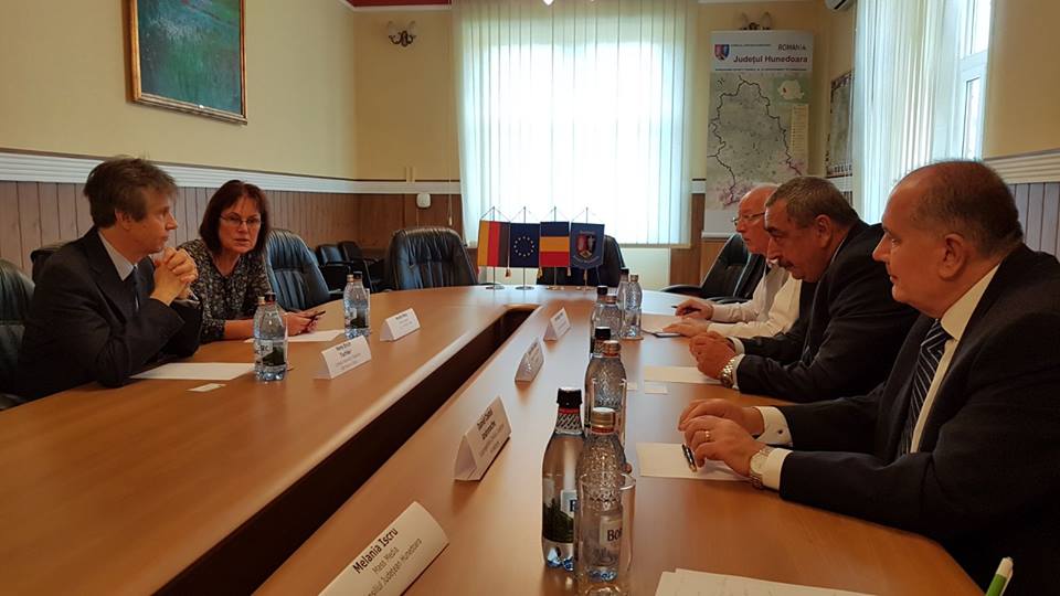Consulul Germaniei la Sibiu, Hans Erich Tischler, în vizită la Consiliul Județean Hunedoara.