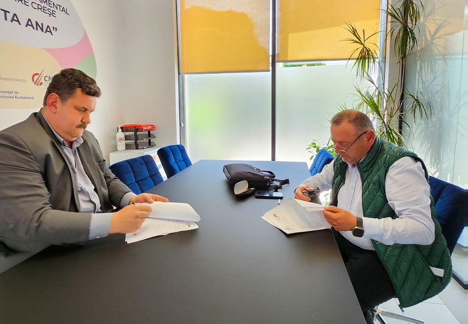 A fost semnat contractul pentru achiziționarea a 10 băi comunale în județul Satu Mare