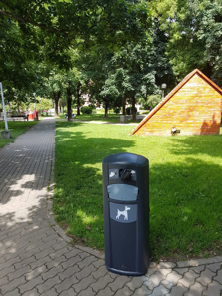 Sibiu: Coșuri pentru colectarea murdăriei lăsate de câini