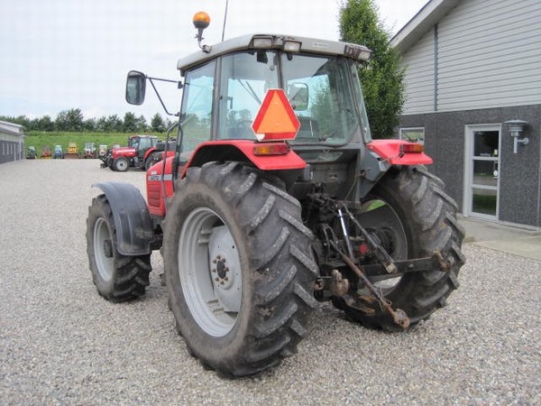 Beat, fara permis, cu tractorul prin oras!
