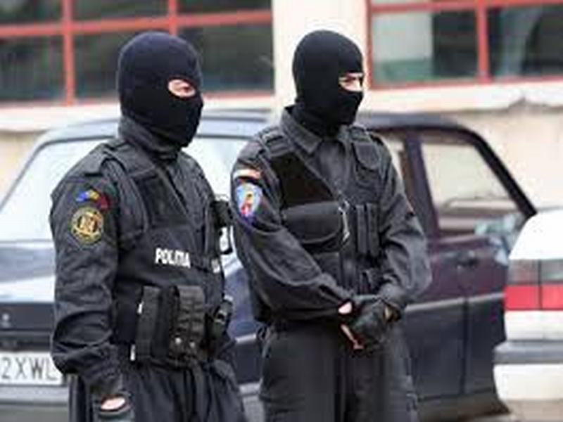 Trei capi ai poliţiei judeţene au fost reţinuţi pentru 24 de ore