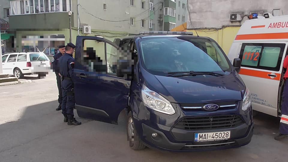 Doi tineri depistaţi de poliţiştii bistrițeni având asupra lor substanţe psihoactive