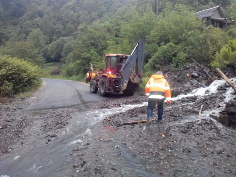 Ploile torențiale au afectat două drumuri județene din Cluj