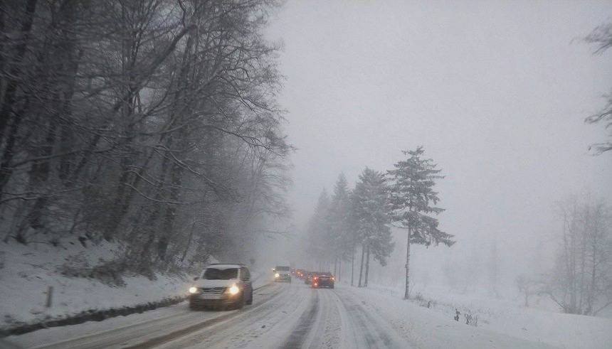 Vizibilitate redusă de ceață în Pasul Prislop și pe Dealul Ștefăniței