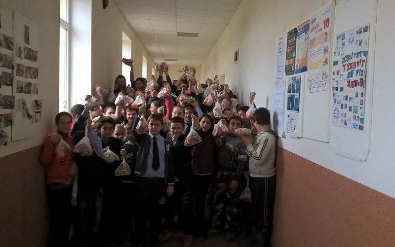 Eco-şcolarii harnici din mediul rural l-au primit pe Moş Crăciun