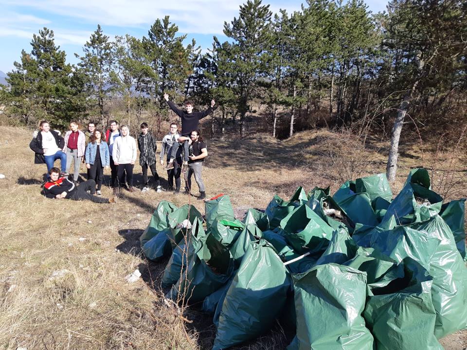 Acțiune de ecologizare a ,,Dealului 700” din Deva, desfășurată de tineri voluntari