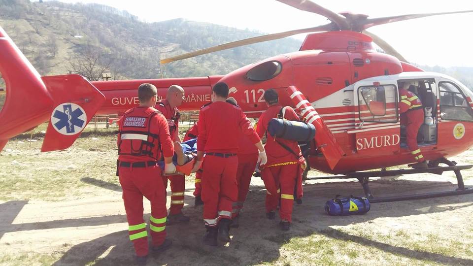 Bărbat accidentat într-o pădure din apropierea localităţii Rebra, transportat cu elicopterul la Târgu Mureș