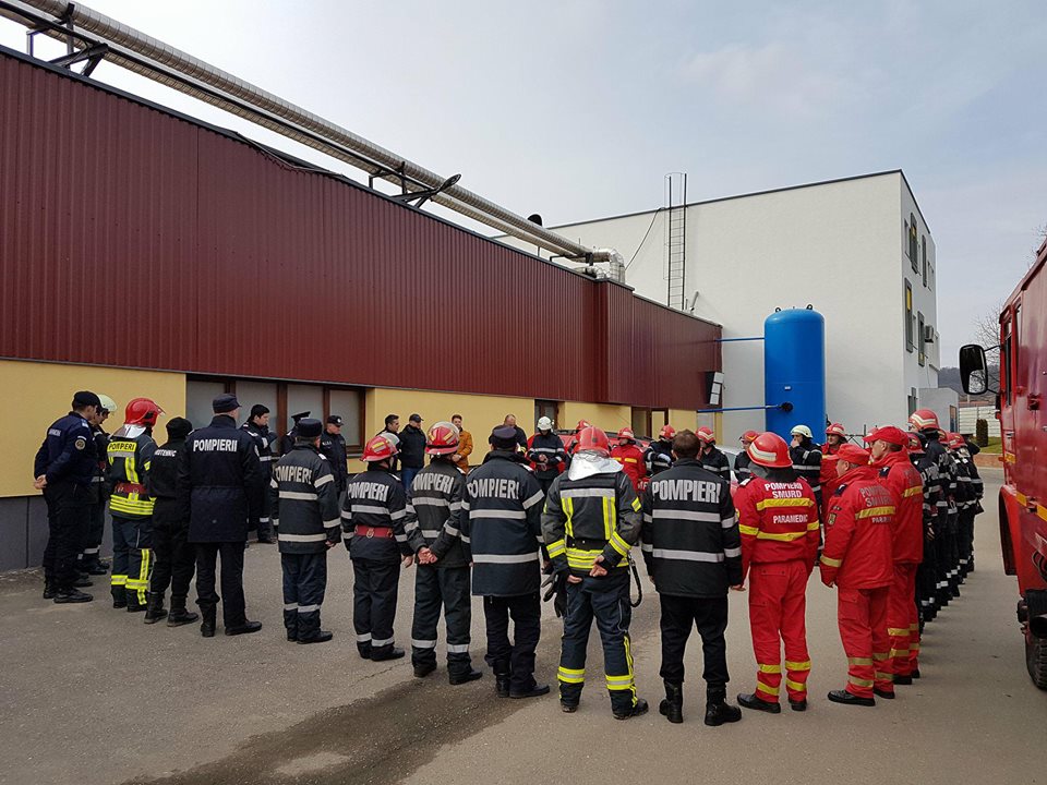 Exercițiu de stingere a unui incendiu, desfășurat la o firmă de prelucrare a lemnului din Șimleu Silvaniei