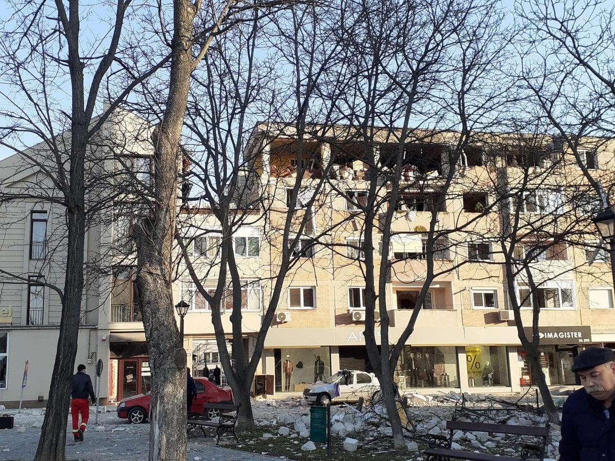 Locatarii din blocul în care s-a produs explozia din 27 februarie, sprijiniți de Primăria Carei