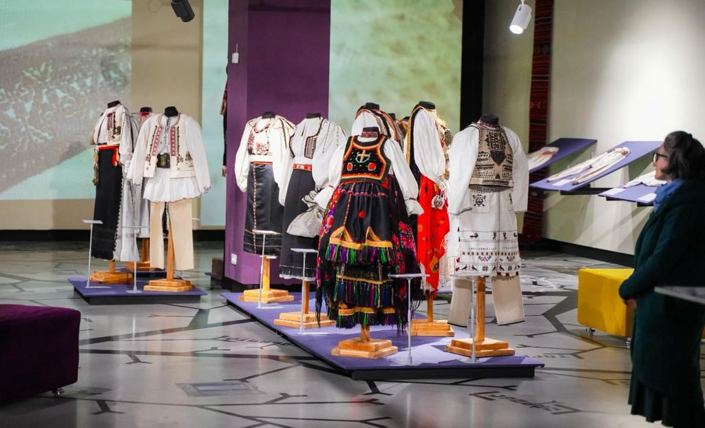 Expoziție cu cămăși tradiționale din categoria „Tezaur” a Muzeului „Astra”