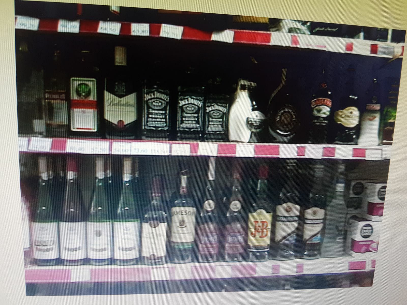 Tineri prinşi de jandarmi după ce au furat băuturi alcoolice de pe rafturile unui magazin din Beclean