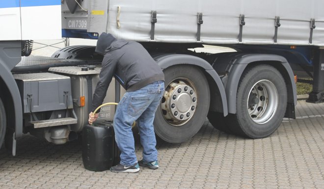 Tineri care furau motorina din camioanele de pe autostada, retinuti de politisti!