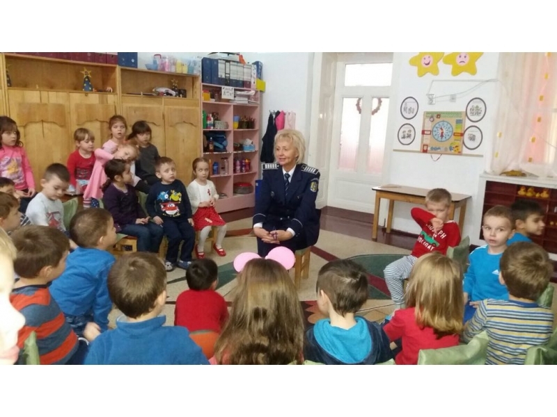 Polițiștii bistrițeni, în mijlocul copiilor de la gădinița ,,Dumbrava Minunată”