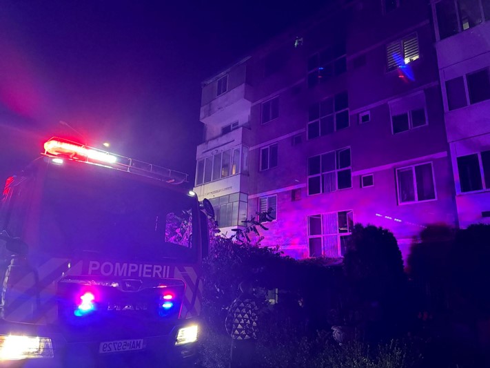 Incendiu în miez de noapte, la un bloc din Aleșd