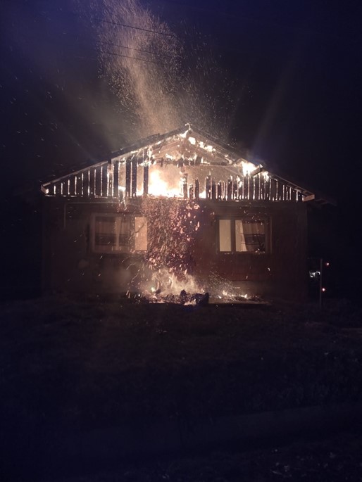 Casă mistuită de flăcări în Biharia