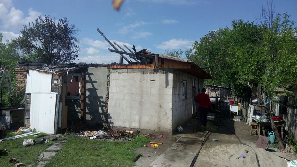 Casă cuprinsă de flăcări în localitatea Cârța