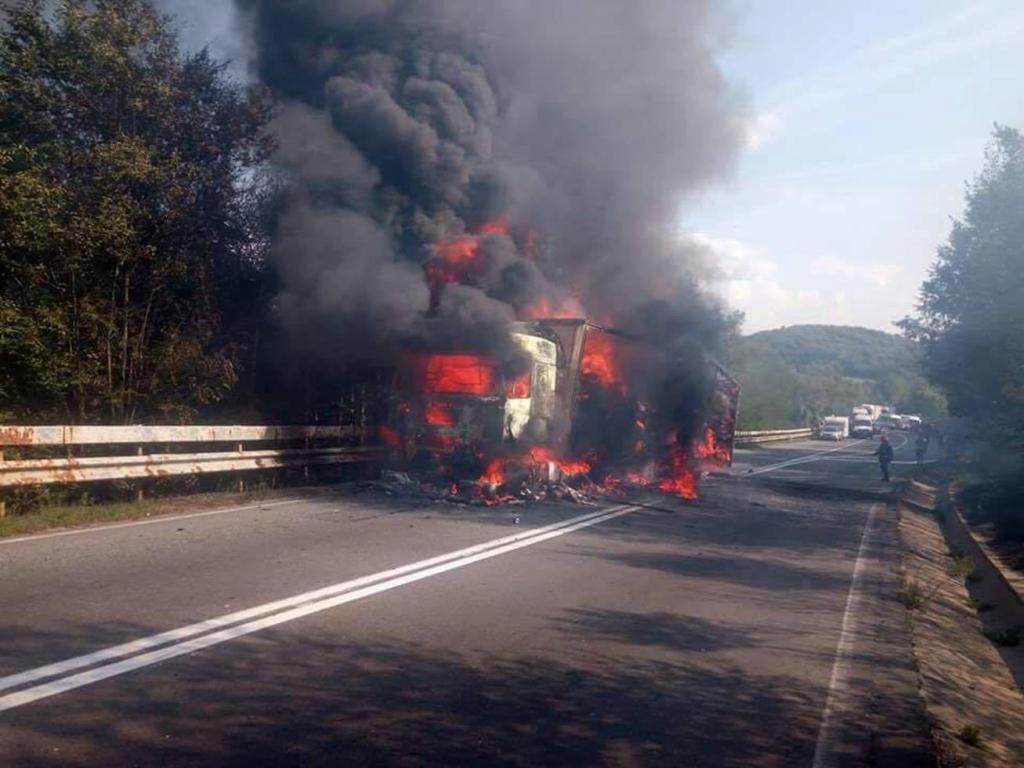 Un autotren a luat foc în timp ce se deplasa pe DN1, în zona Piatra Craiului