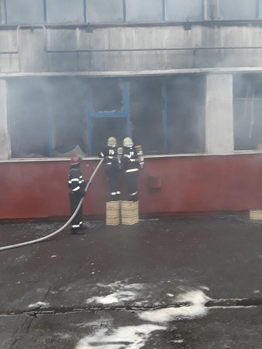 Incendiu violent produs ieri la o societate comercială din Oradea