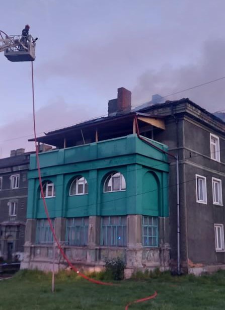 Incendiu la acoperișul unui bloc din Lupeni