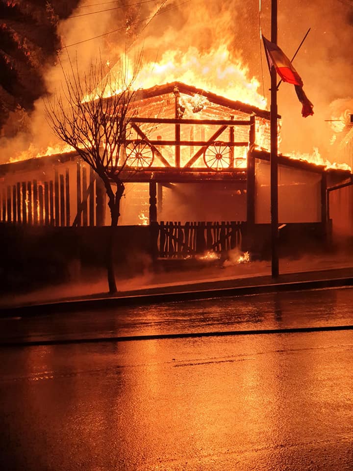 Incendiu puternic, noaptea trecută, la terasa din lemn a unui restaurant din Lupeni