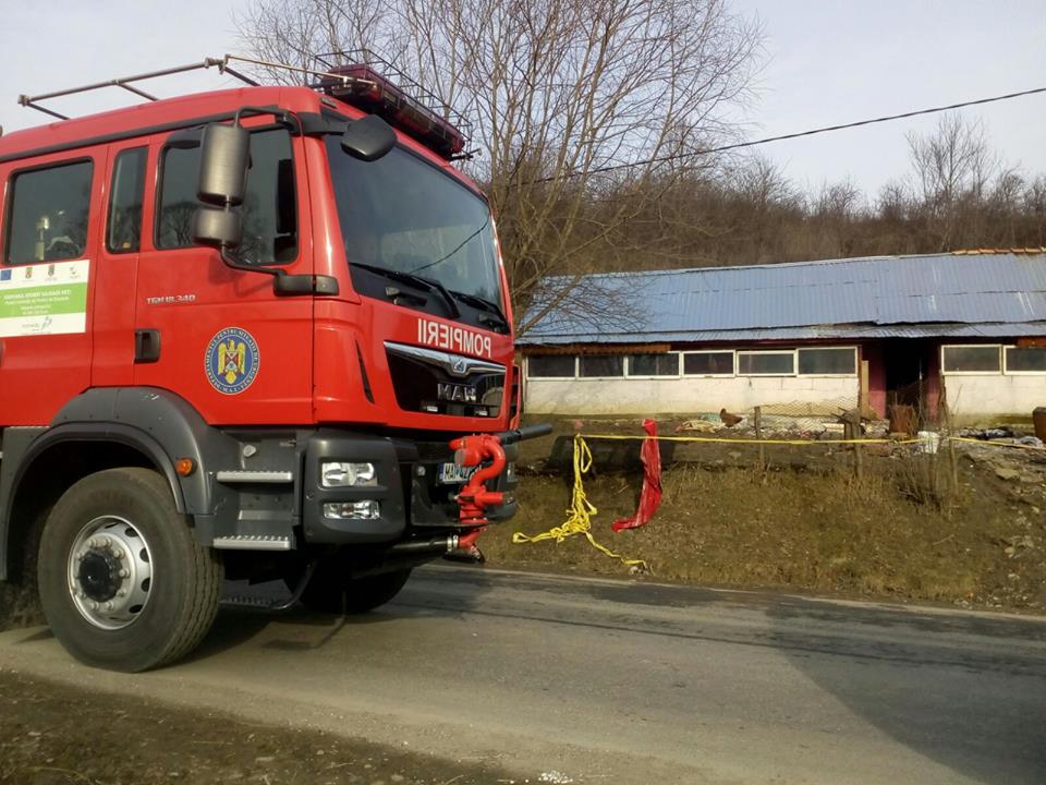 Doi copii au suferit arsuri după ce locuința lor, din localitatea Maia, a fost cuprinsă de flăcări
