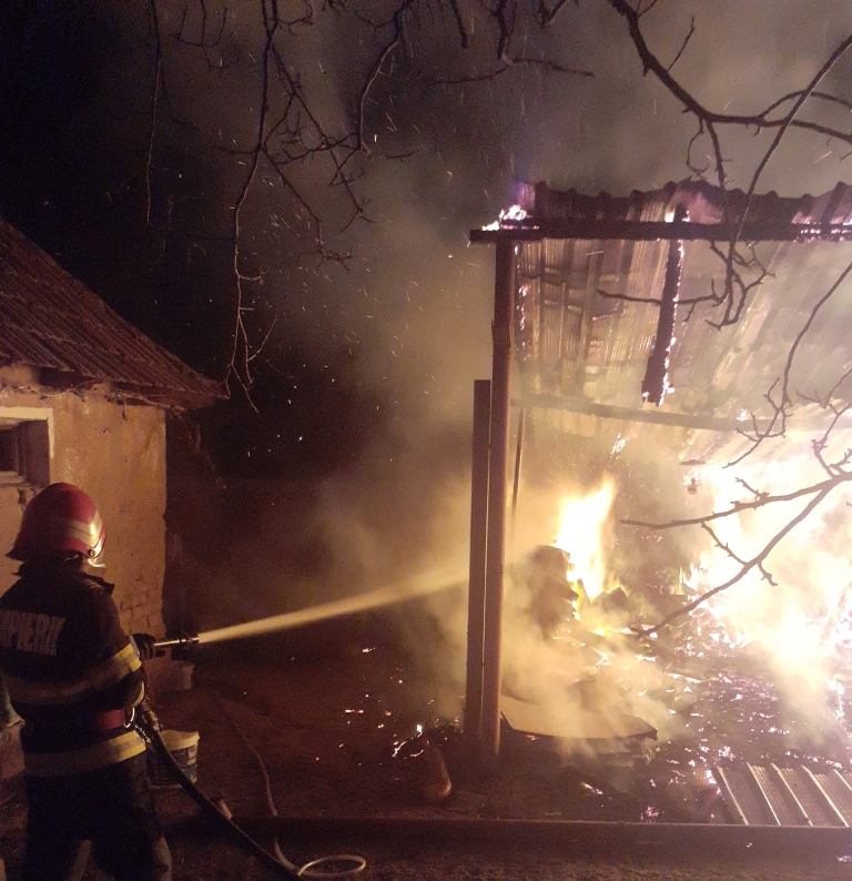 Incendiu la anexele unei gospodării din localitatea Mal