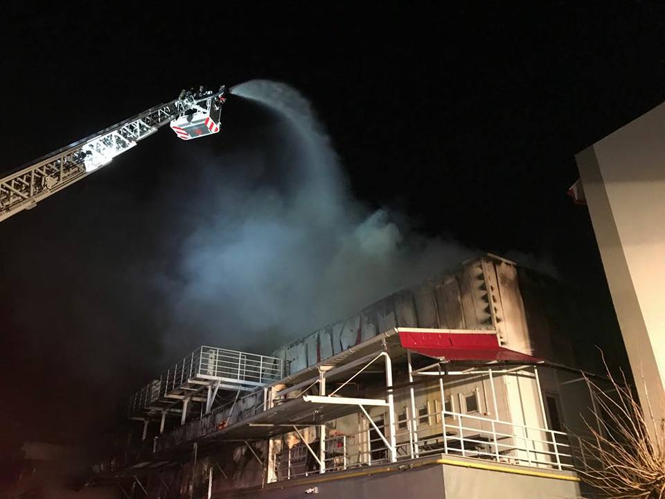 Incendiu la un centru comercial din Mediaș