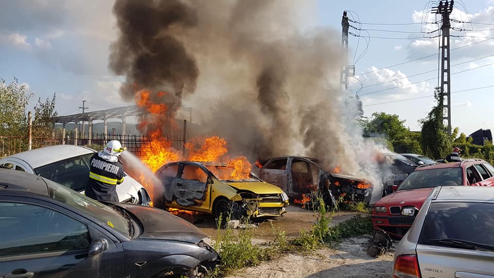 Mai multe autoturisme au luat foc într-un parc de dezmembrări auto din Mediaș