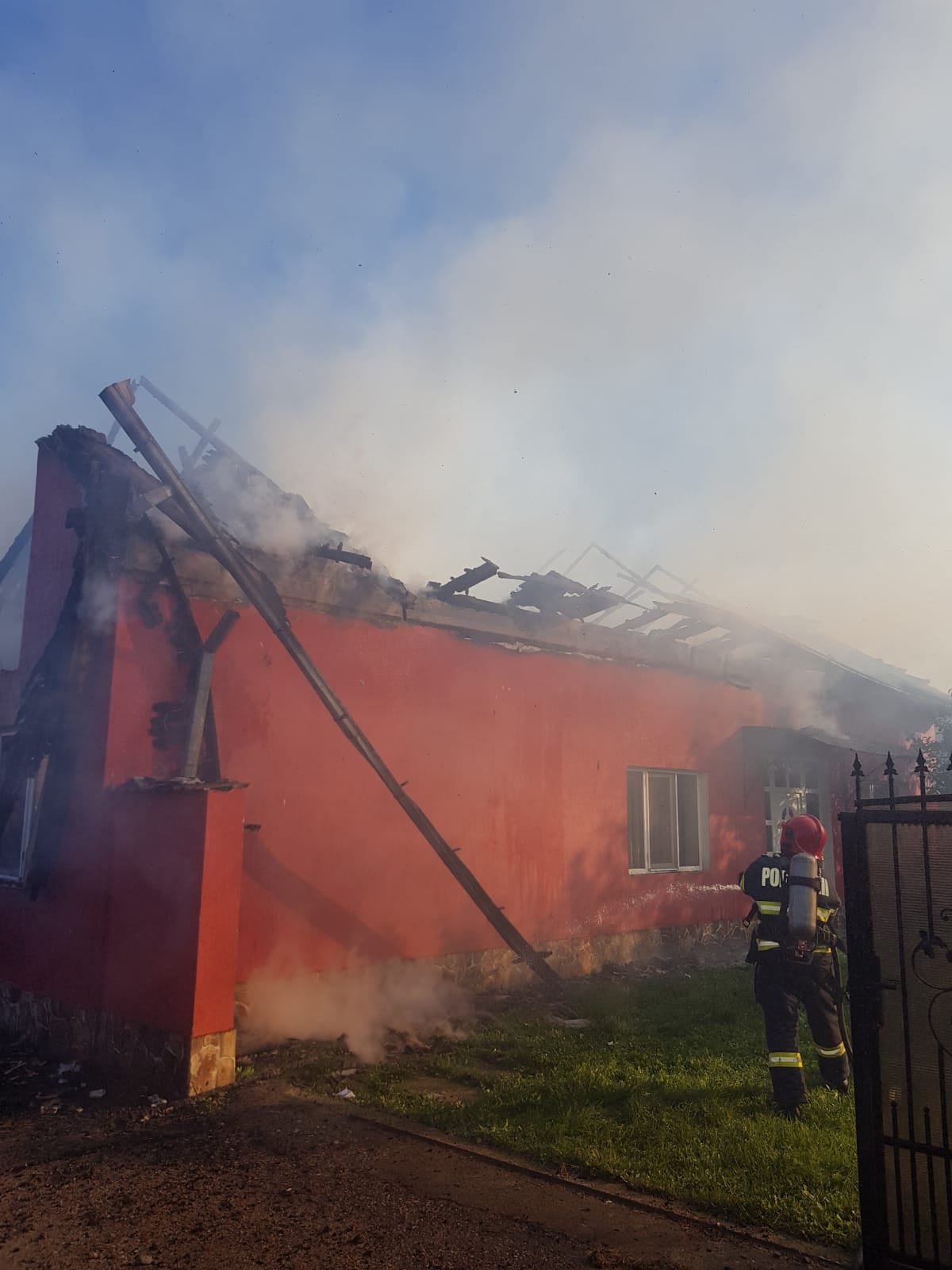 Incendiu de proporții la un imobil din localitatea Românași
