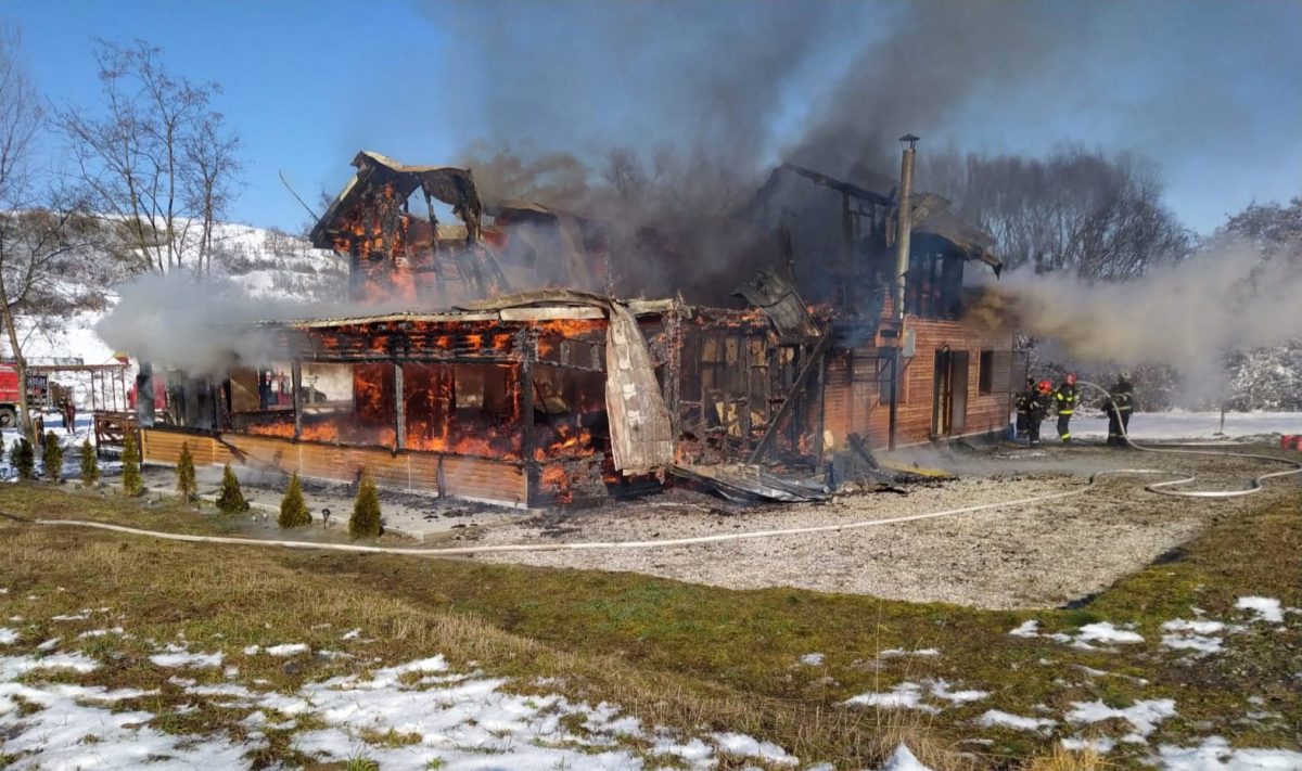 Incendiu la o cabană din localitatea Silvașu de Sus