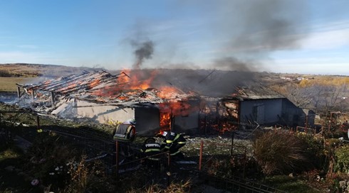 Misiune de aproximativ 6 ore în comuna Șinteu, pentru gestionarea unui Știri|Bihor provocat de jocul copiilor cu focul