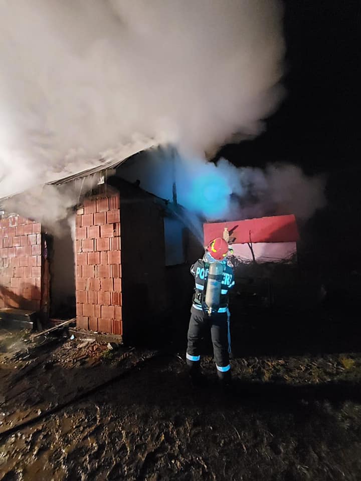 Incendiu la o casă de locuit din localitatea Tătărești