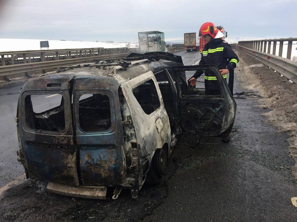 Un autoturism a luat foc pe autostrada Săliște Sibiu