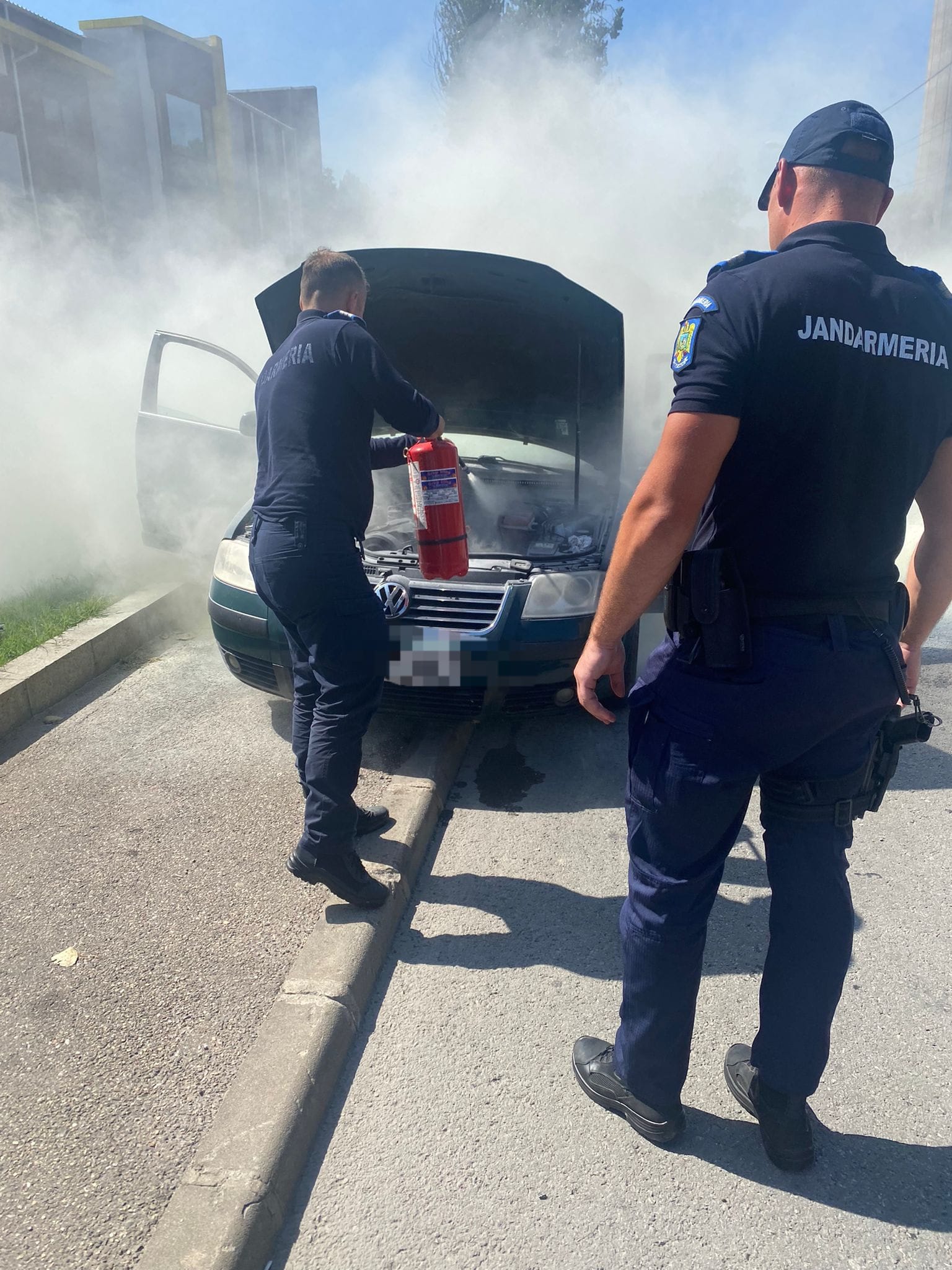 Incendiu izbucnit la un autoturism în apropierea unei conducte de gaze, stins de către jandarmii bistrițeni