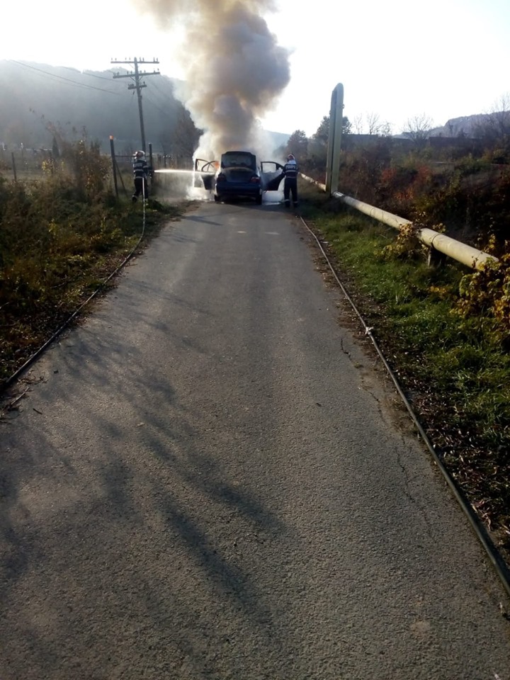 Autoturism cuprins de flăcări în Jibou