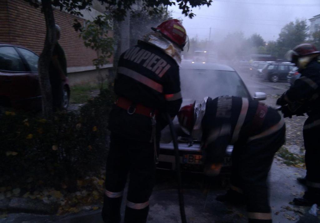 Un autoturism a luat foc ieri pe o stradă din Oradea