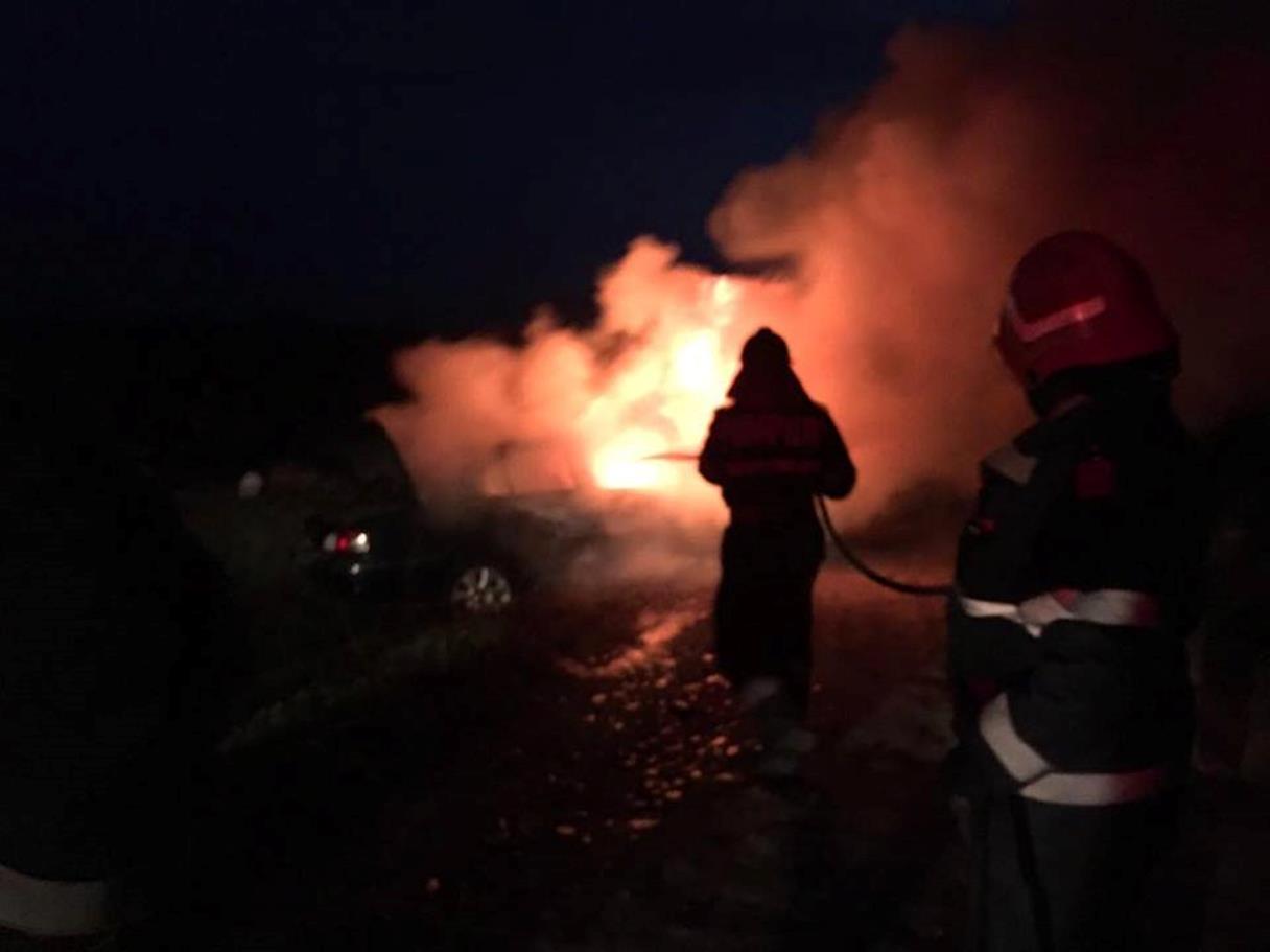 Un pompier din Marghita, aflat în timpul liber, a intervenit la stingerea unui incendiu produs la un autoturism