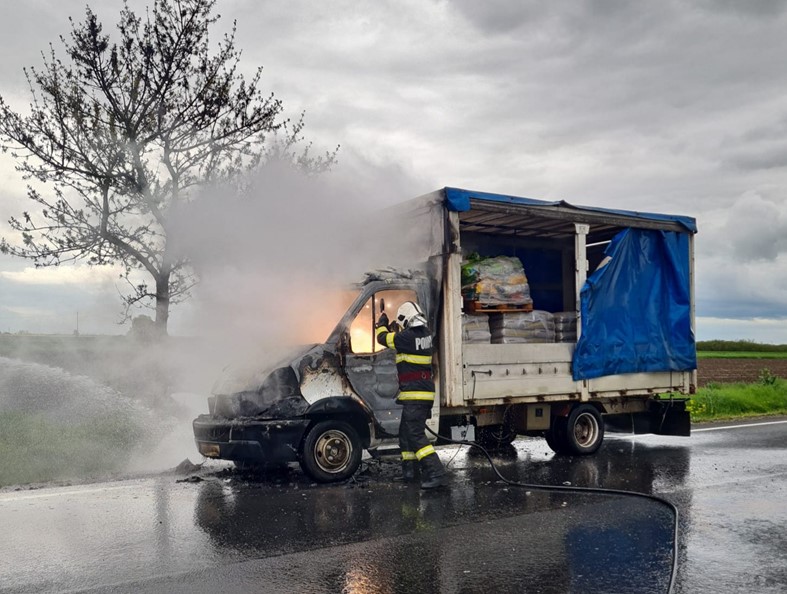 Incendiu în județul Bihor la o autoutilitară încărcată cu îngrășăminte chimice