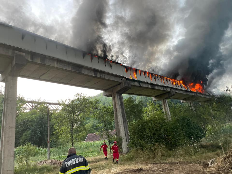 Incendiu la banda transportoare a unei fabrici de ciment din județul Hunedoara