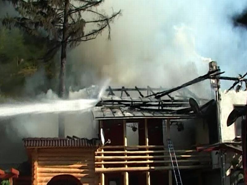 CEPARI: După ce casa le-a ars din temelii, o familie a rămas sub cerul liber