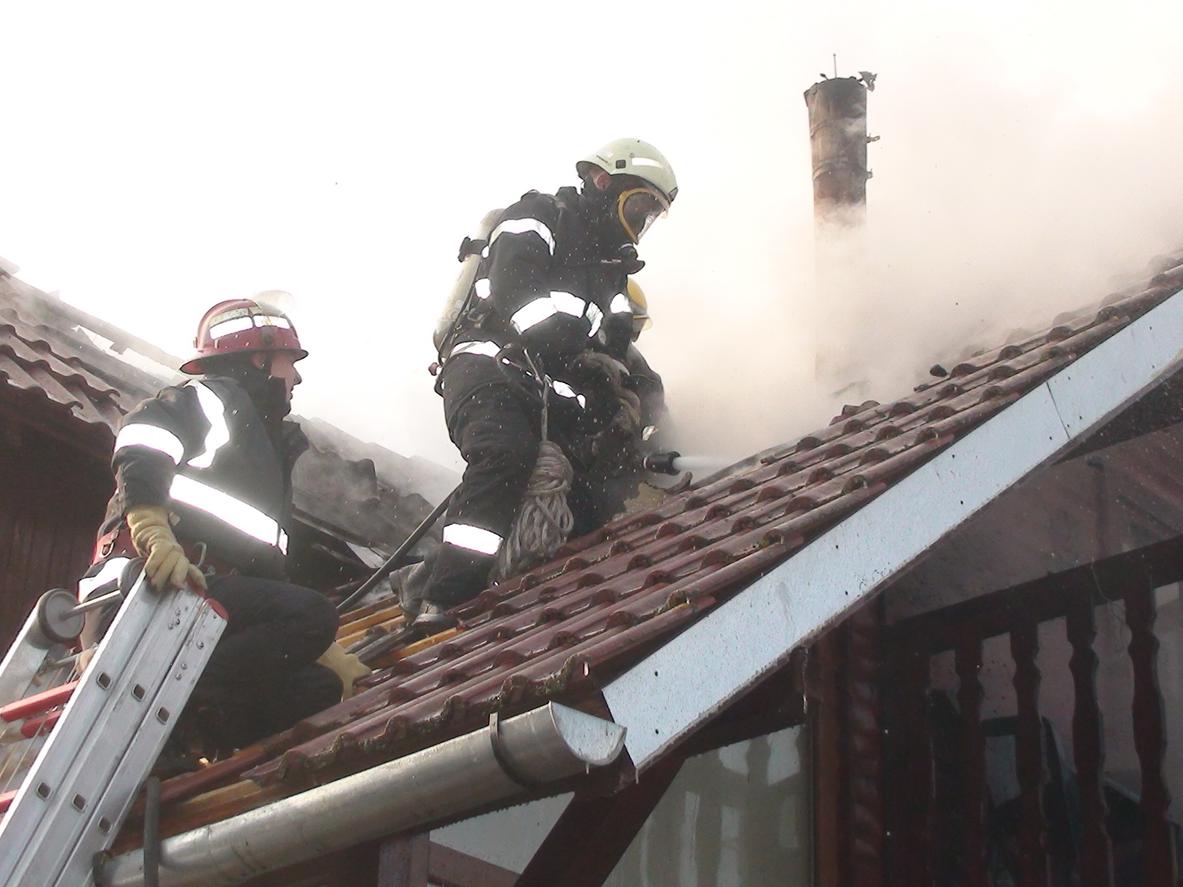 Incendiu izbucnit la coșul de fum al unei case din Oradea