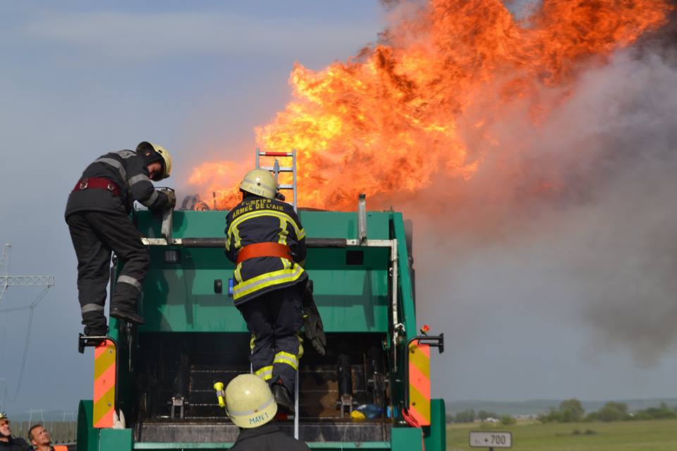 Incendiu produs la o mașină pentru transportul gunoiului, pe Autostrada A1 Sibiu-Sebeș