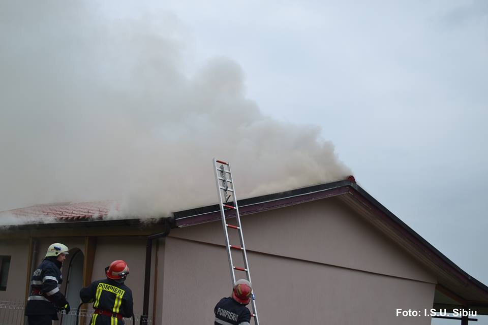 Mediaș: Incendiu izbucnit la acoperișul unei case