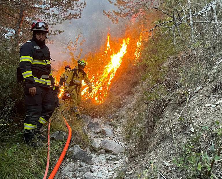 Cinci pompieri bistrițeni ajută la stingerea incendiilor de pădure în Franța