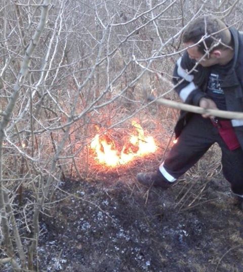Pompierii sibieni se confruntă cu incendiile de vegetație