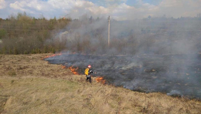 10 incendii de vegetație uscată produse într-o singură zi în județul Bihor